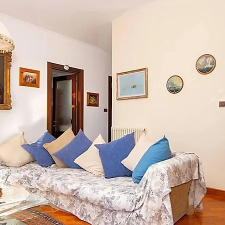 Oda ve Kahvaltı La Mansarda Delle Meraviglie Superior Trieste